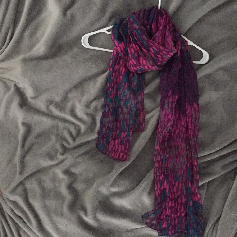 Teardrop heart design scarf.